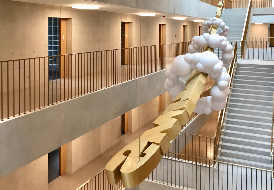 SWITCH Brass, stainless steel, lacquered | 8.5 x 2.0 x 2.0 m &bdquo;Kunst am Bau&ldquo; Steuercampus M&uuml;nchen | 2018