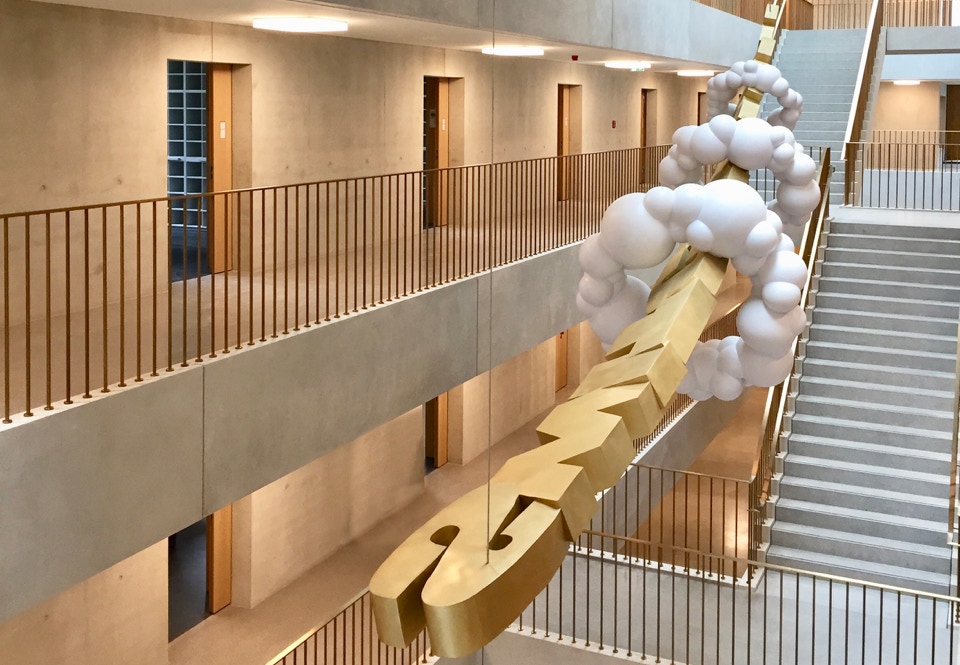 SWITCH Brass, stainless steel, lacquered | 8.5 x 2.0 x 2.0 m „Kunst am Bau“ Steuercampus München | 2018